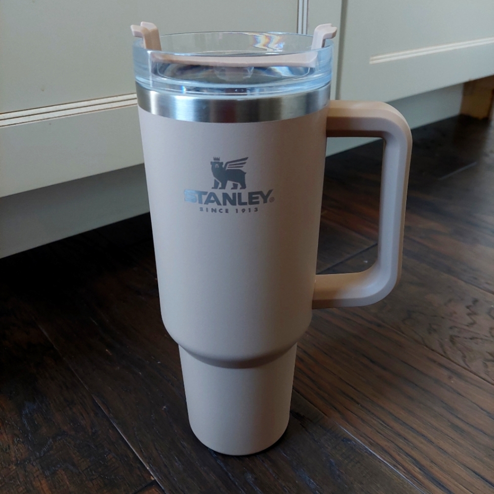 Brand New Stanley 40oz Tan/Khaki Quencher Tumbler